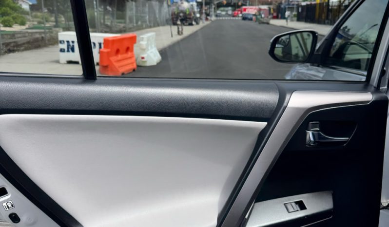 2016 Toyota RAV4 HYBRID XLE full